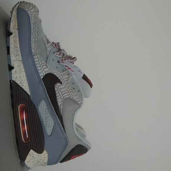 🌟 Laser etched 🌟aerial view of New York Air Max - Picture 7 of 10